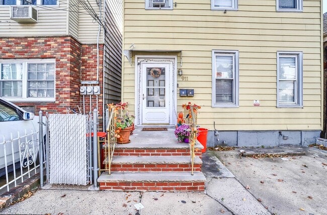 911 17th St in Union City, NJ - Building Photo - Building Photo