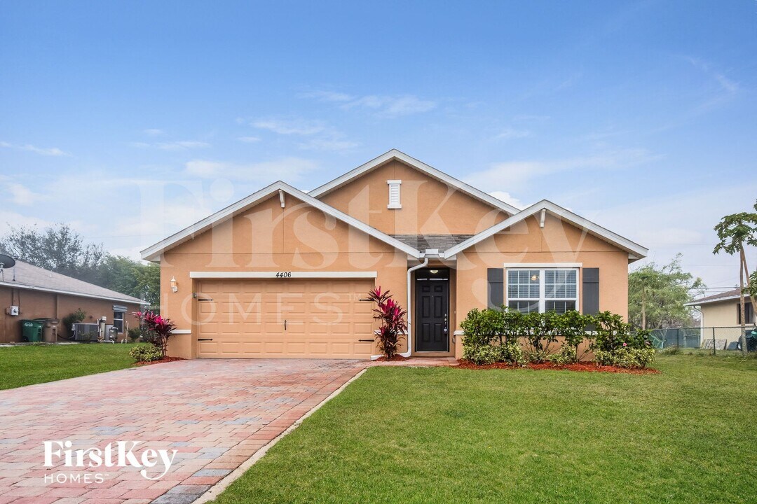 4406 SW 9th Ave in Cape Coral, FL - Building Photo