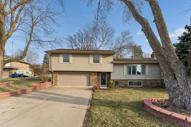 13116 Southdale Cir in Omaha, NE - Building Photo - Building Photo