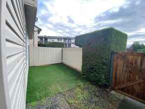 1910-1910 Bowen Rd in Nanaimo, BC - Building Photo - Building Photo