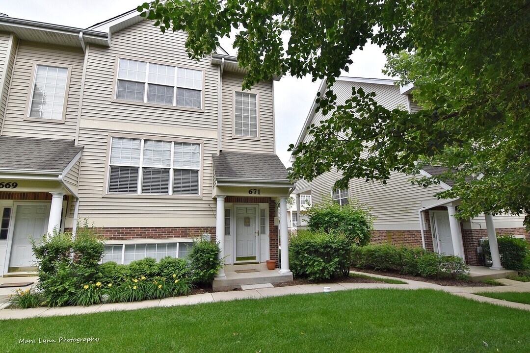 671 Pheasant Trail in St. Charles, IL - Building Photo