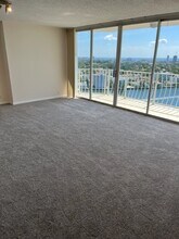 7601 E Treasure Dr, Unit PH-104 in North Bay Village, FL - Foto de edificio - Building Photo