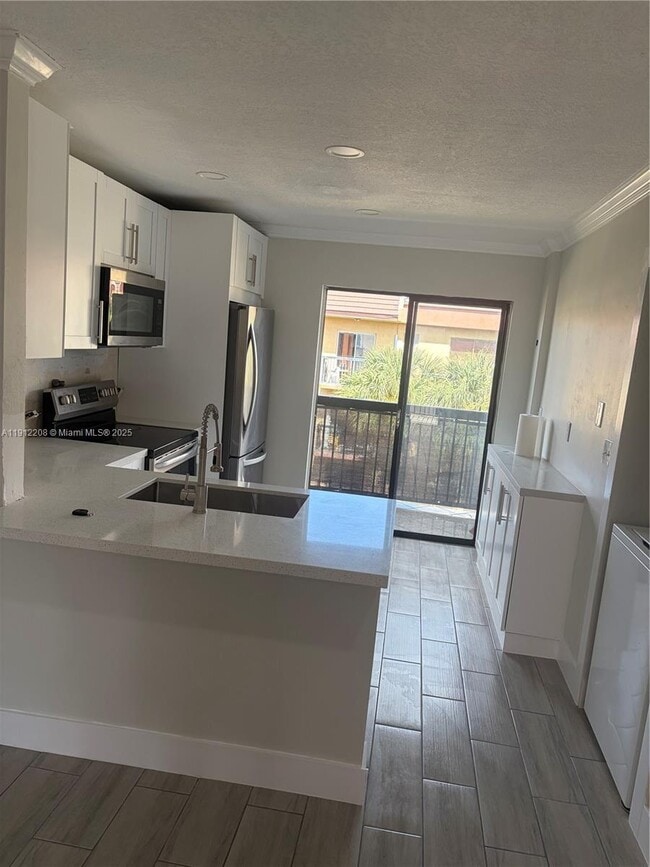 5460 W 21st Ct in Hialeah, FL - Foto de edificio - Building Photo