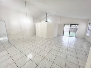 210 Maddy Ln in North Lauderdale, FL - Foto de edificio - Building Photo