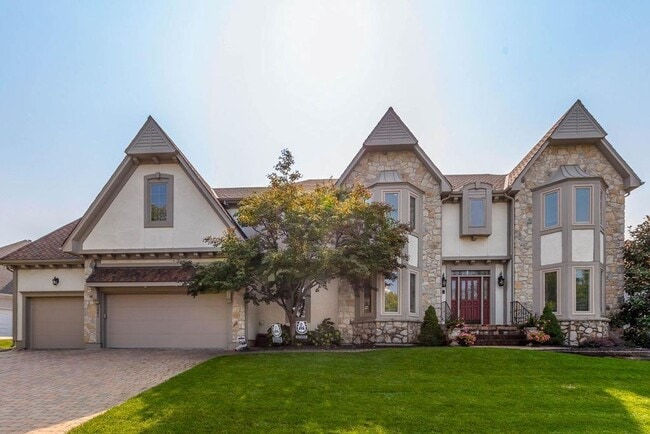 5801 W 130th St in Overland Park, KS - Foto de edificio - Building Photo