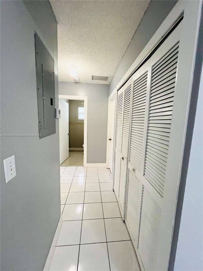 259 E 52nd St in Hialeah, FL - Building Photo - Building Photo