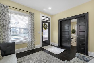 1756 Oak St in Columbus, OH - Foto de edificio - Building Photo
