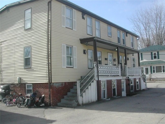 75 Andrews Ave in West Warwick, RI - Foto de edificio - Building Photo