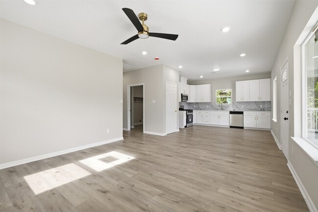 1915 Ross Ave in Cleveland, TX - Building Photo - Building Photo