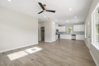 1915 Ross Ave in Cleveland, TX - Building Photo - Building Photo