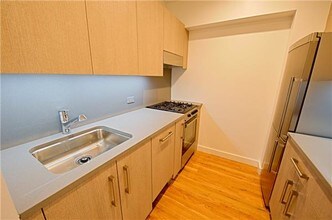 101 W 15th St-Unit -327 in New York, NY - Building Photo - Building Photo