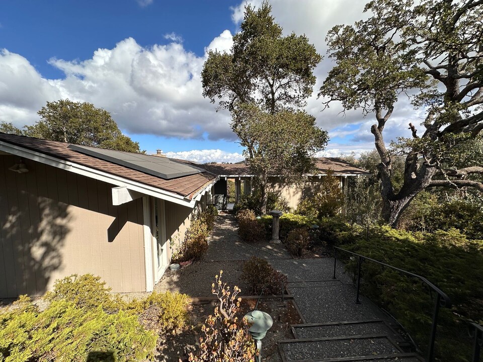 14574 Harvard Ct in Los Altos Hills, CA - Building Photo