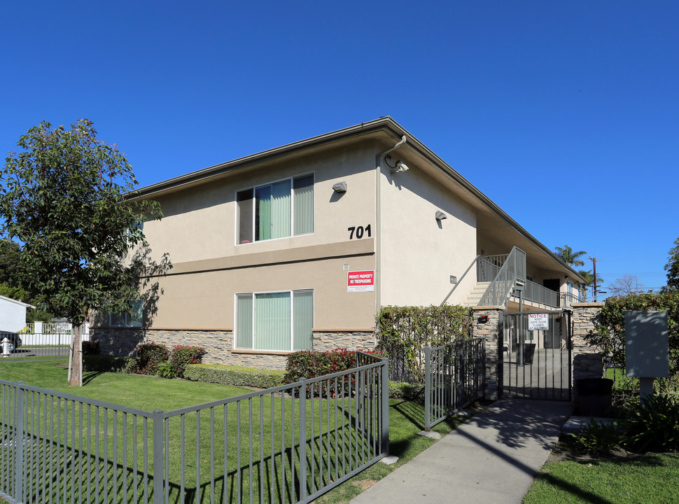 Townsend & Raitt Apartments in Santa Ana, CA - Building Photo