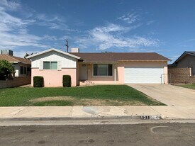 121 Regal St in Bakersfield, CA - Building Photo