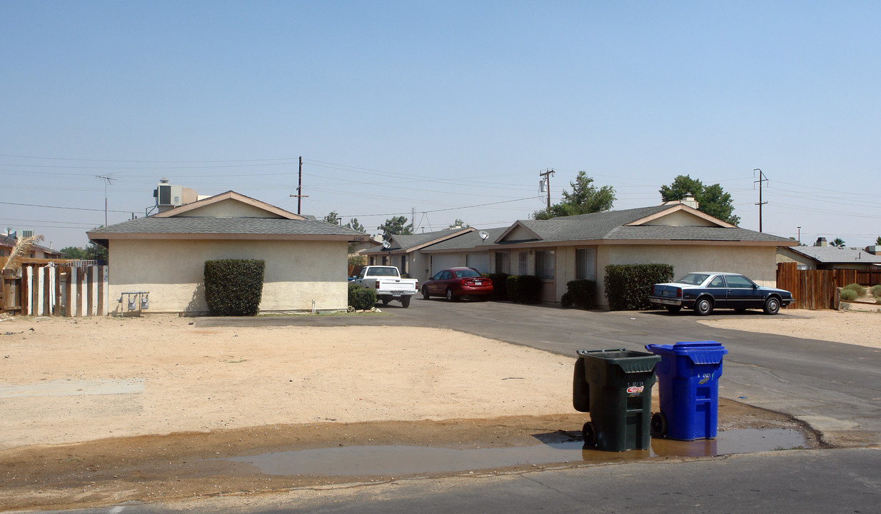 21500 Laguna Rd in Apple Valley, CA - Building Photo