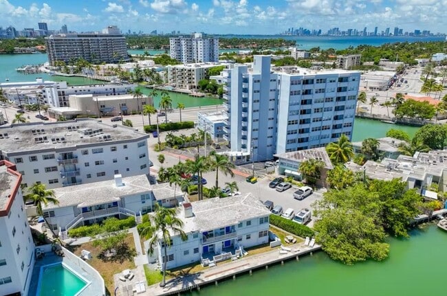 7143 Bonita Dr in Miami Beach, FL - Foto de edificio - Building Photo