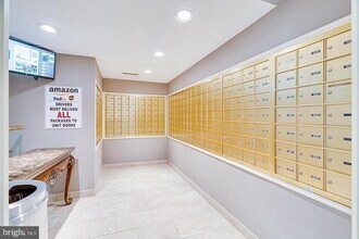 8350 Greensboro Dr in McLean, VA - Foto de edificio - Building Photo