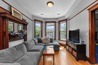 3350 N Sheffield Ave, Unit 2 in Chicago, IL - Building Photo - Building Photo
