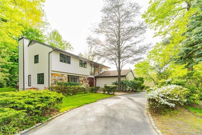 12 Bolton Dr in Manhasset, NY - Building Photo - Building Photo