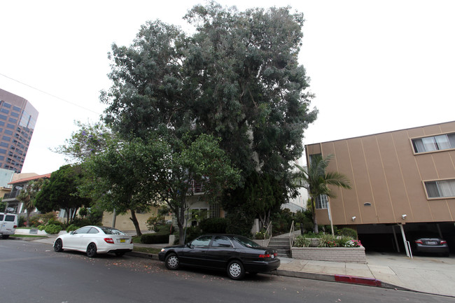 1270 Granville Ave in Los Angeles, CA - Foto de edificio - Building Photo