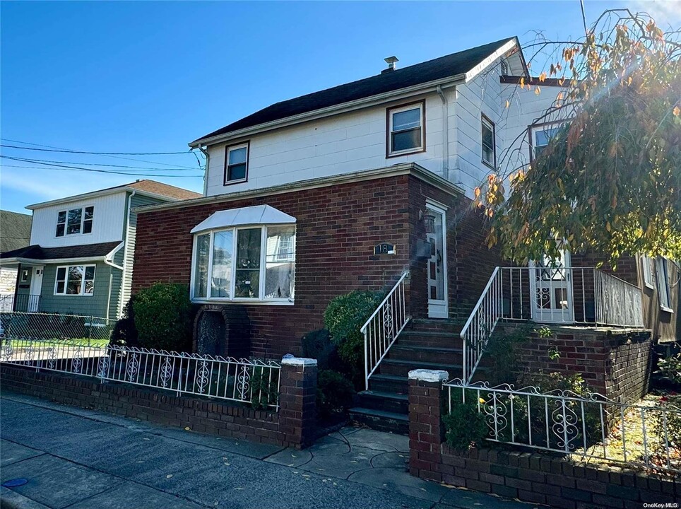 18 Leach St in Lynbrook, NY - Building Photo