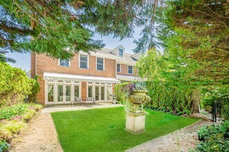 97 Coopers Farm Rd in Southampton, NY - Building Photo - Building Photo