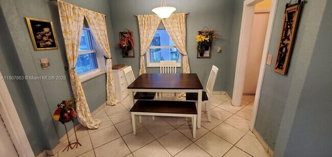 1679 NE 175th St in North Miami Beach, FL - Building Photo - Building Photo