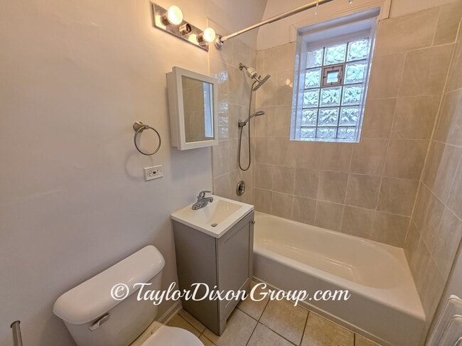 4033 W Gladys Ave in Chicago, IL - Building Photo - Building Photo