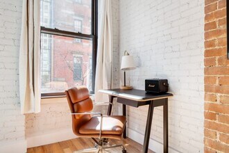 273 W 10th St, Unit 2FW in New York, NY - Building Photo - Building Photo