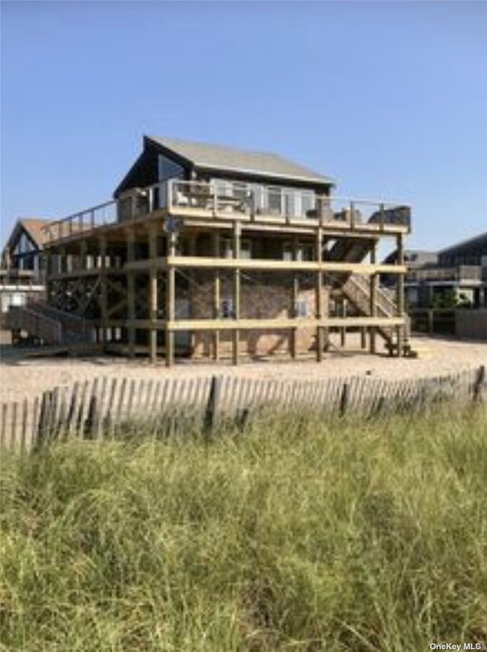 38 Oneida St in Ocean Beach, NY - Building Photo