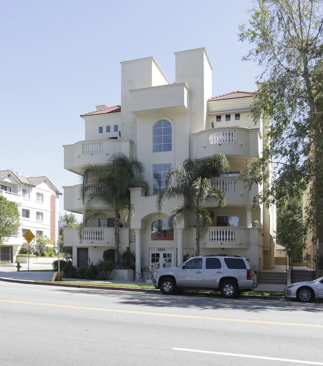 4442 Coldwater Canyon Ave in Studio City, CA - Foto de edificio - Building Photo