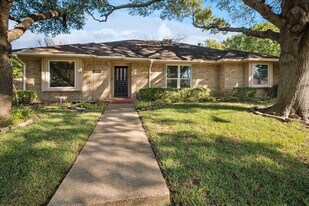 12612 Whispering Hills Dr in Dallas, TX - Building Photo