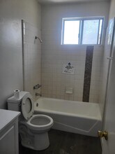 4542 W 17th St, Unit 7 in Los Angeles, CA - Foto de edificio - Building Photo