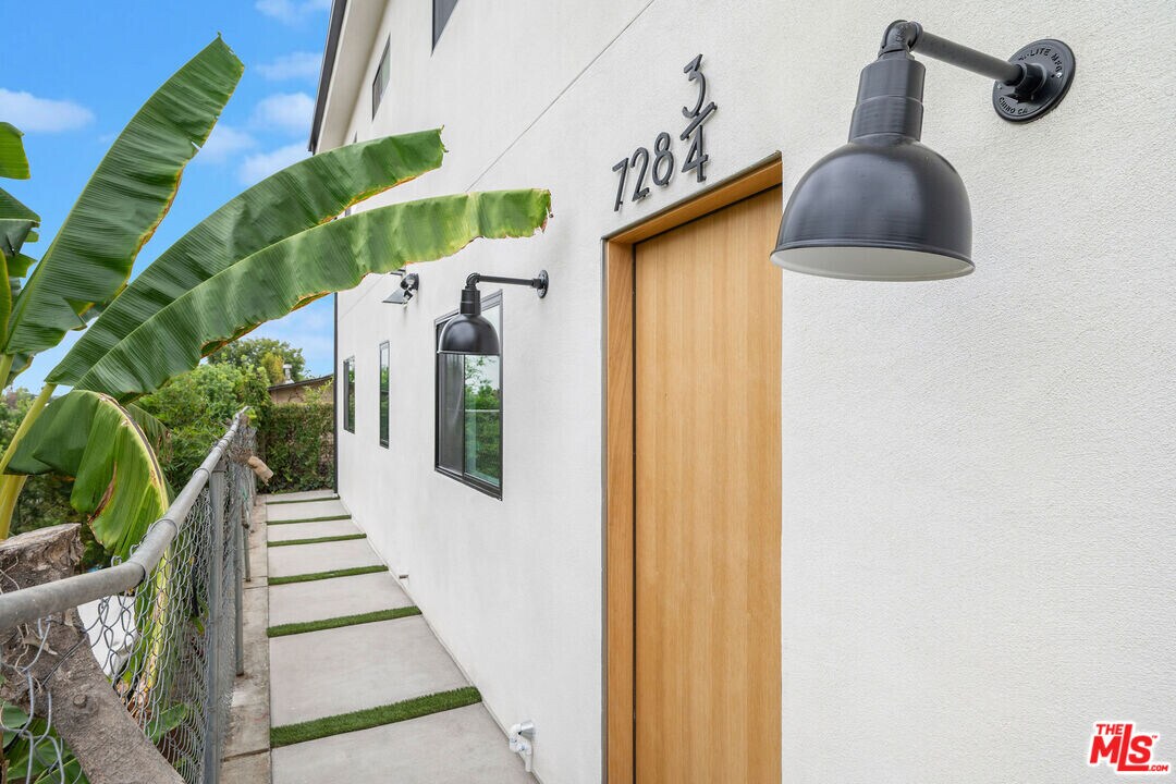 728-724 Robinson St in Los Angeles, CA - Building Photo