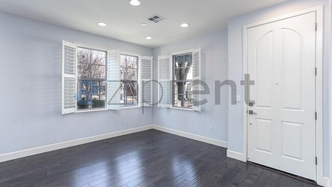 111 Avellino Way in Mountain View, CA - Foto de edificio - Building Photo