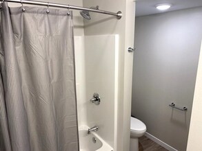 7069 Crosvik Ct, Unit Apt 12 in Peosta, IA - Building Photo - Building Photo