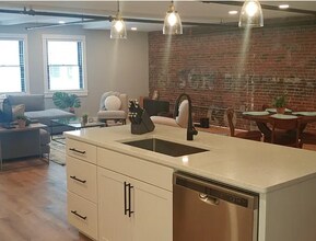 438 Fore St, Unit 3A in Portland, ME - Building Photo - Building Photo
