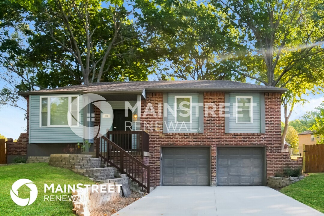 816 NW Buckingham Pl in Blue Springs, MO - Building Photo