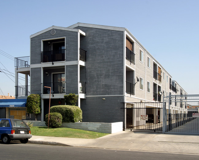 13630 Doty Ave in Hawthorne, CA - Foto de edificio - Building Photo