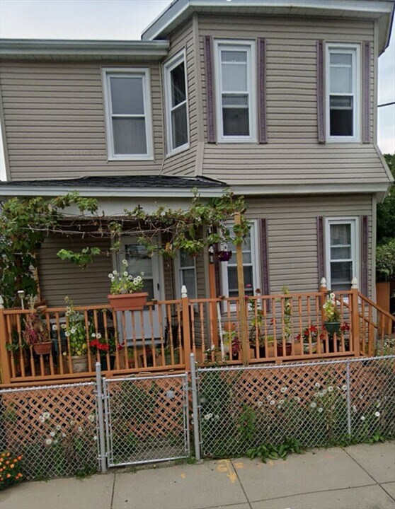 1241 N High St in Fall River, MA - Foto de edificio