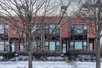 River Village Townhomes in Chicago, IL - Building Photo - Building Photo