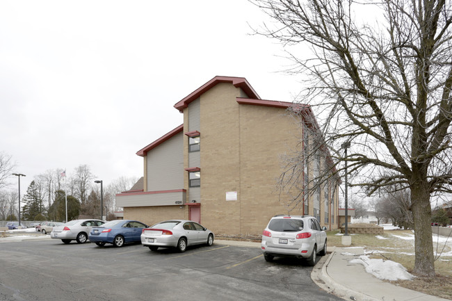 Buckbee Apartments in Rockford, IL - Building Photo - Building Photo