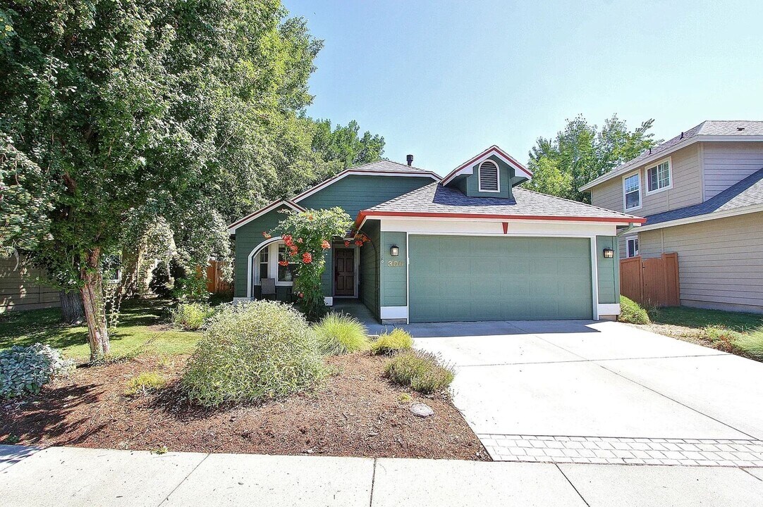 300 E Brookhollow Dr in Boise, ID - Building Photo