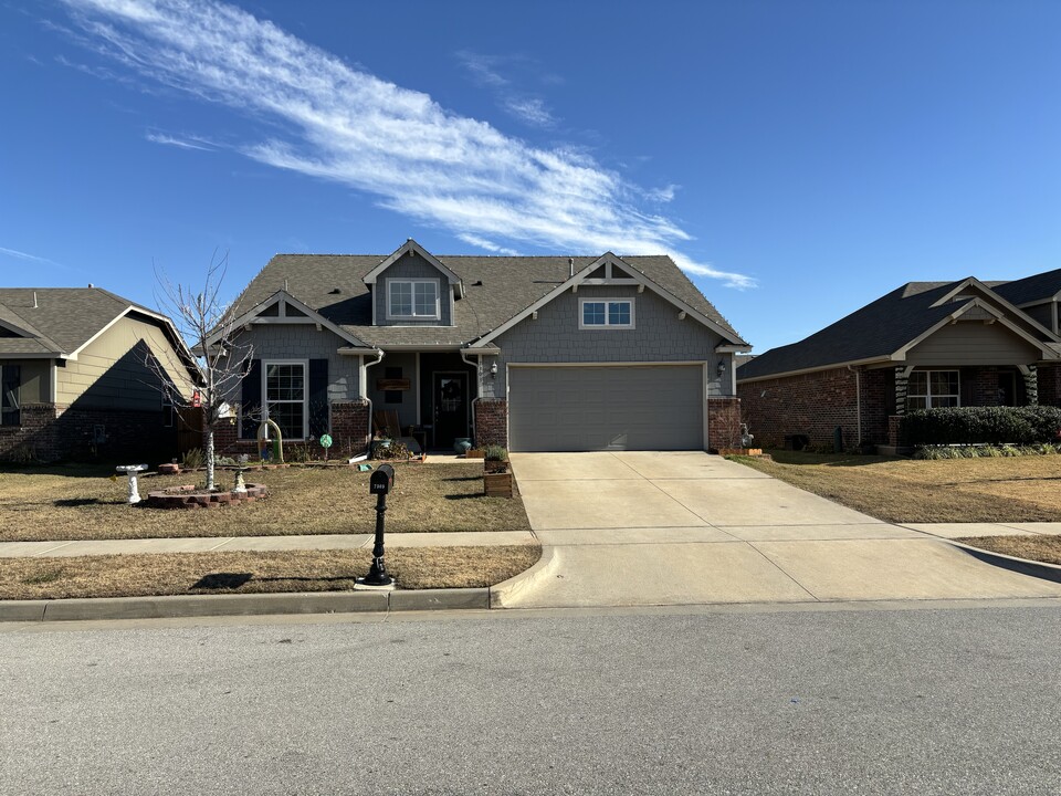 7303 S Laurel Pl in Broken Arrow, OK - Building Photo