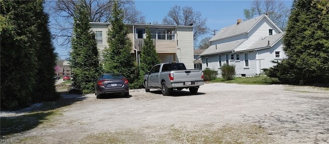 956 Grant Ave, Unit 3 in Cuyahoga Falls, OH - Building Photo - Building Photo