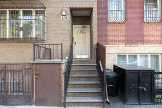 401 Berry St in Brooklyn, NY - Building Photo - Building Photo