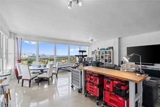 4925 Collins Ave in Miami, FL - Building Photo - Building Photo