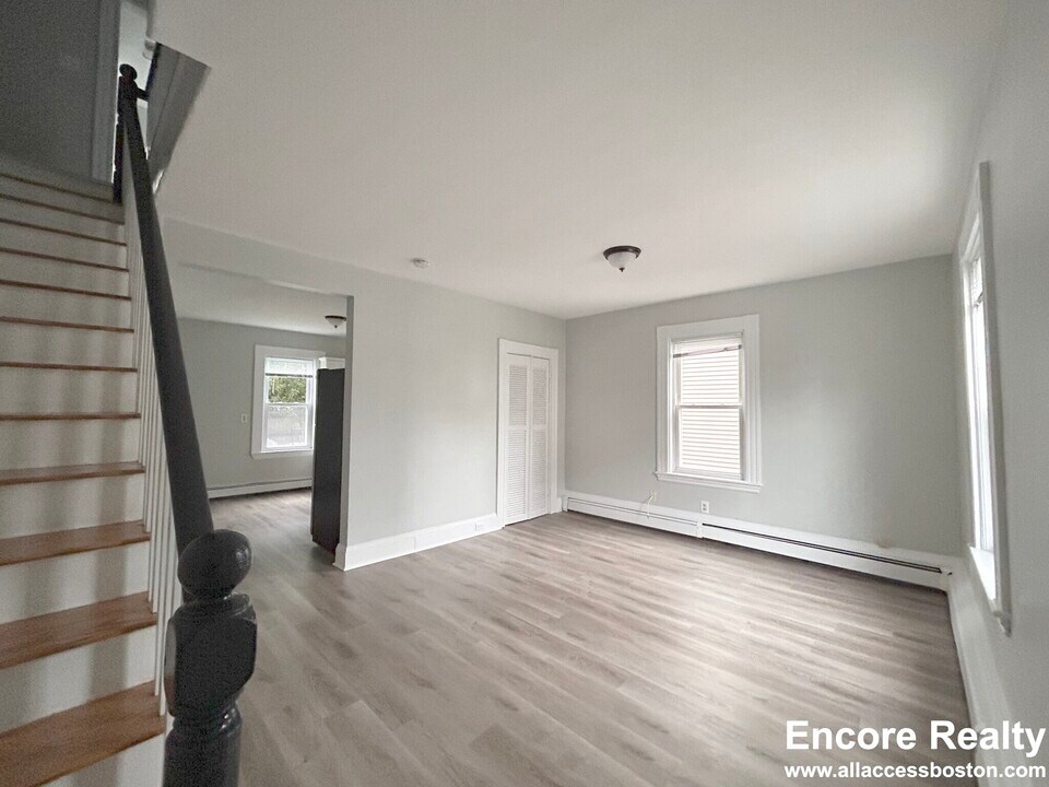 6 Swetts Ct, Unit 2 in Watertown, MA - Building Photo