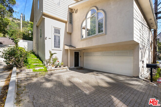 1110 N Beverly Glen Blvd in Los Angeles, CA - Foto de edificio - Building Photo