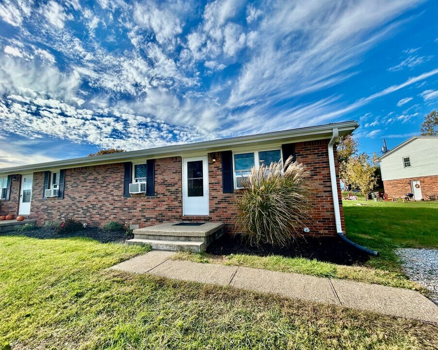 1725 Fogg Pike in Mount Sterling, KY - Building Photo